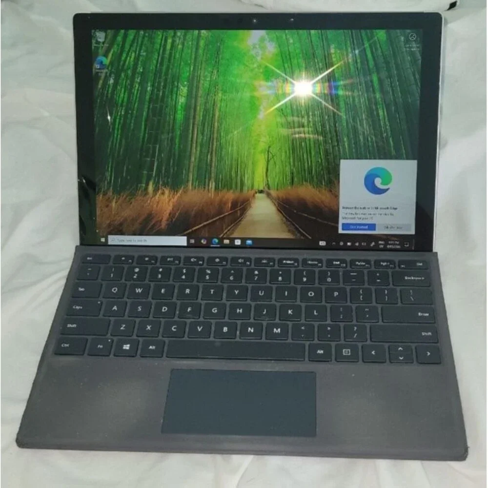 Microsoft Surface Pro 5 128gb (cracked screen on the side), 100% working